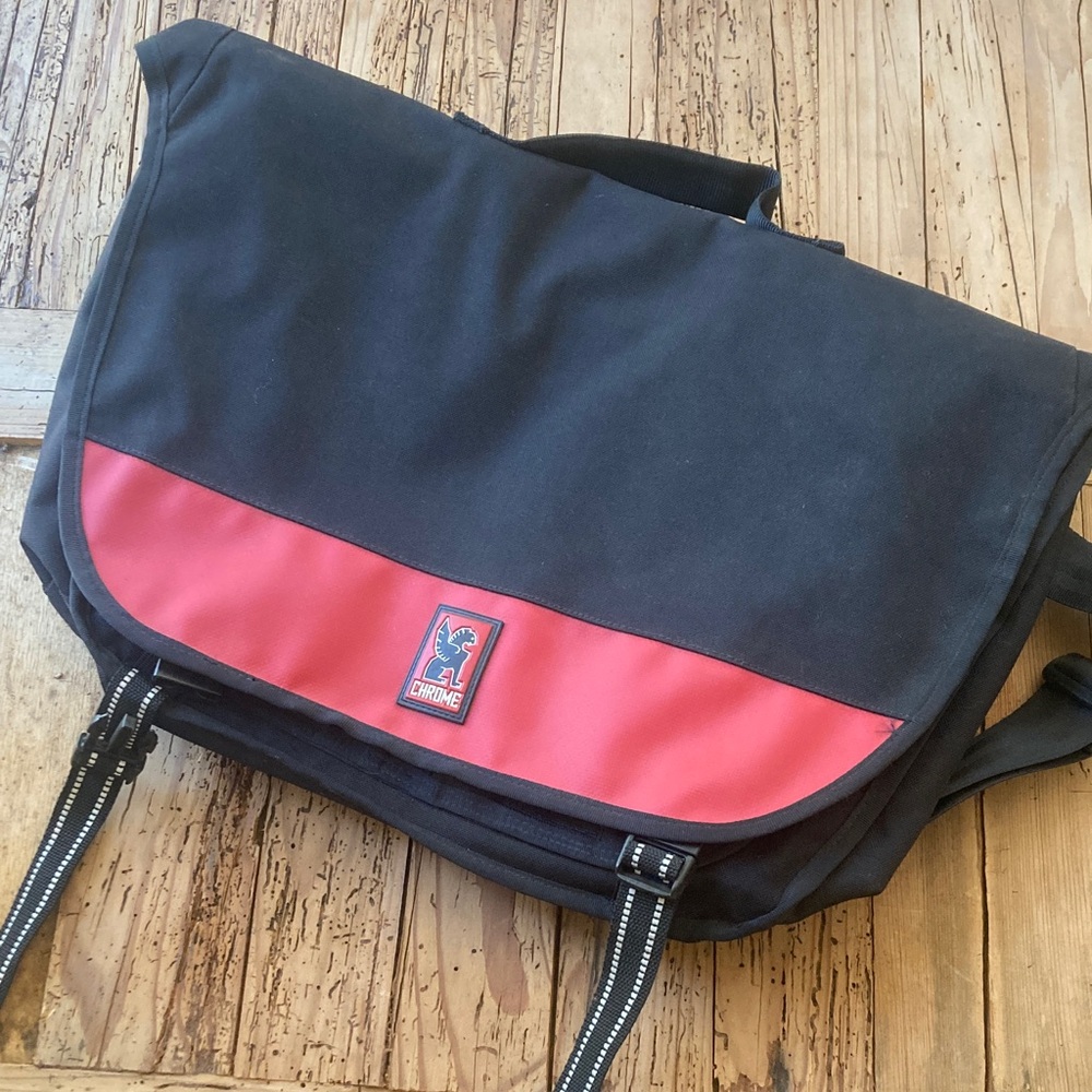 Chrome shoulder messenger bag. 20” wide. Like-new